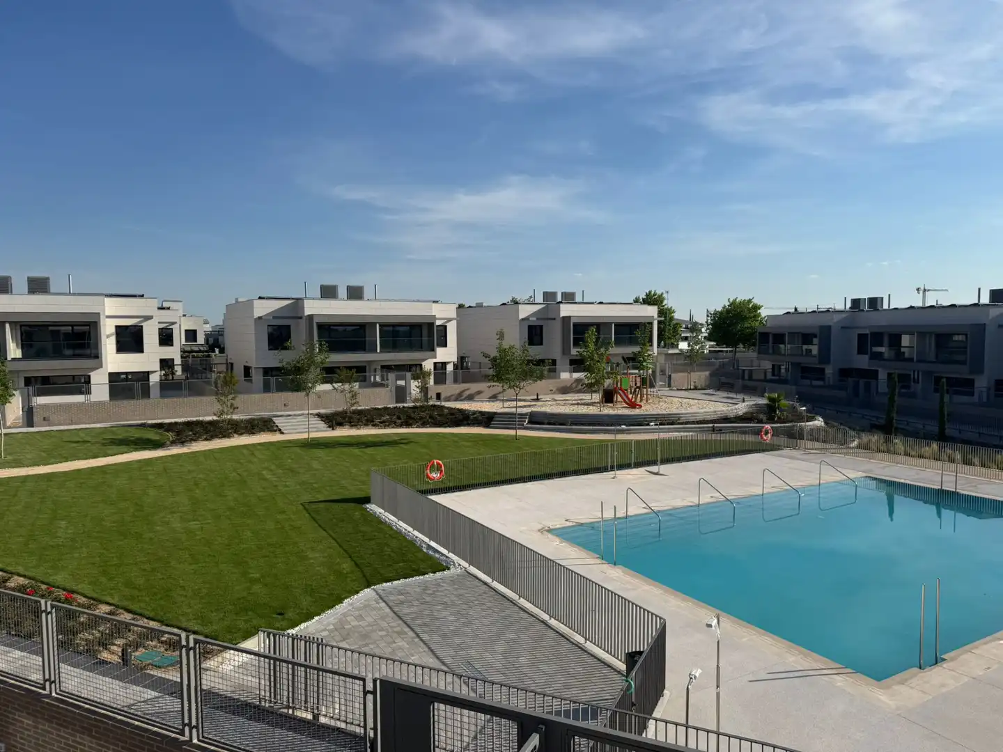 Piscina de Casa adosada en venta en Boadilla del Monte con Aire acondicionado, Calefacción y Jardín privado