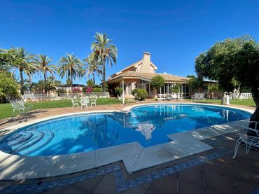 Detached house with pool for sale in Arcos de la Frontera