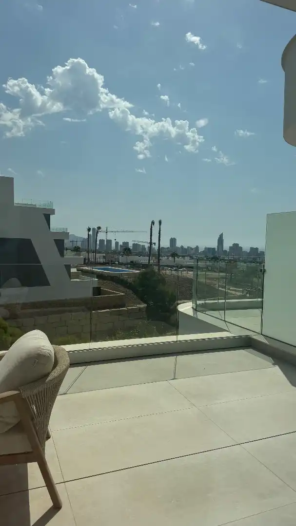 Maisonette zum Verkauf in La Nucia mit Klimaanlage, Privatgarten und Terrasse