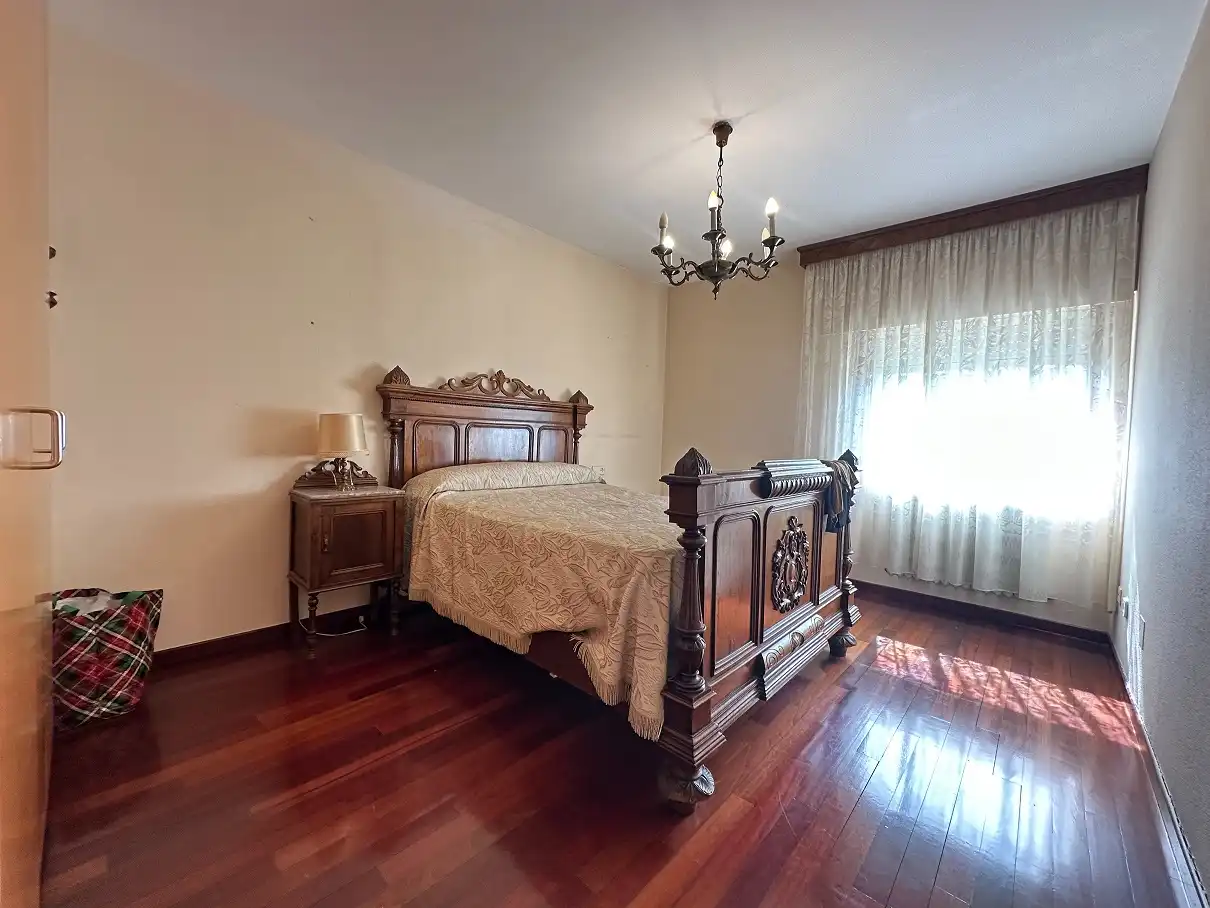Habitación de Casa o chalet en venta en Santiago de Compostela  con Calefacción, Jardín privado y Parquet