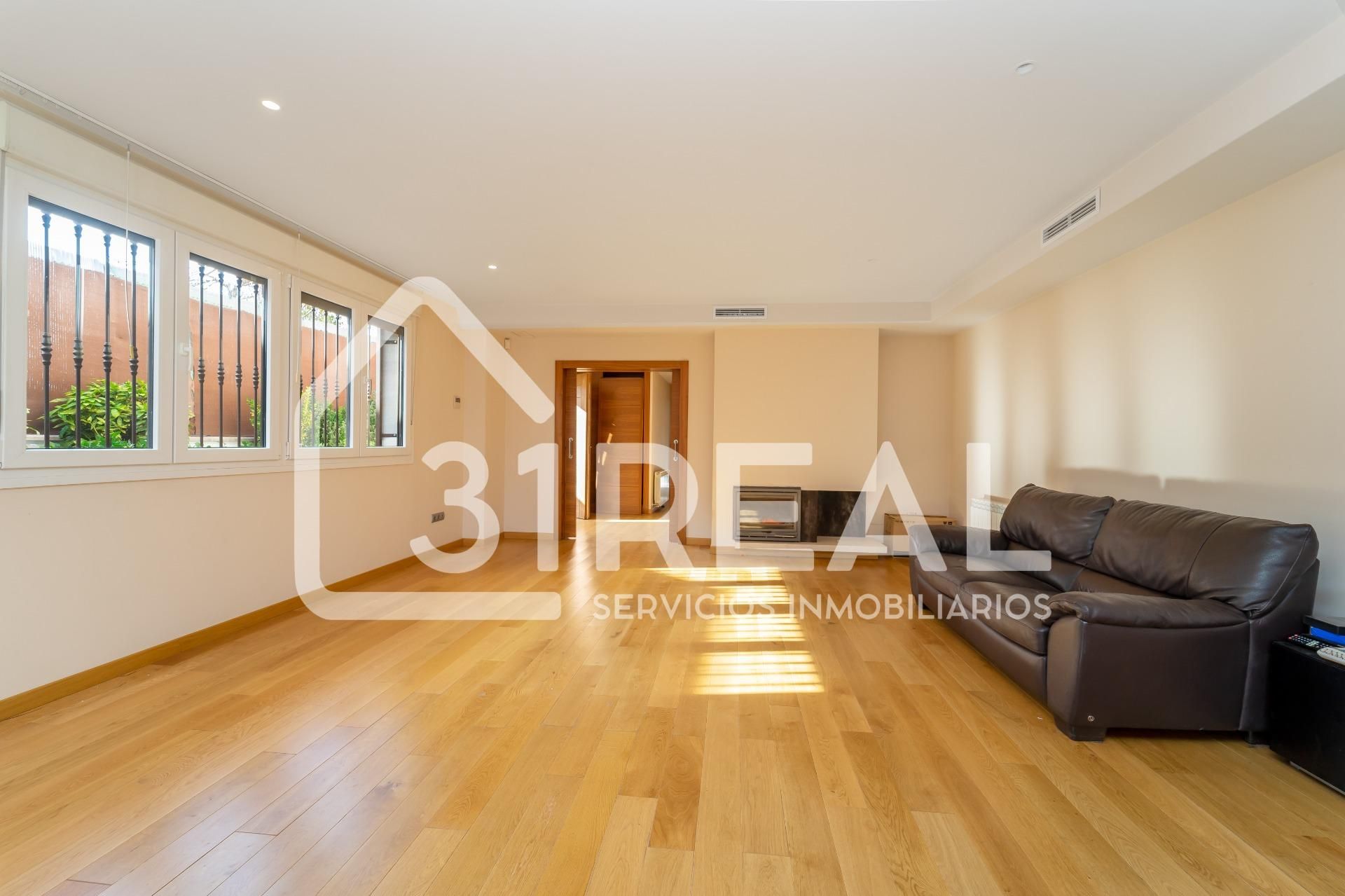 Living room of Single-family semi-detached for sale in  Madrid Capital  with Air Conditioner, Heating and Private garden