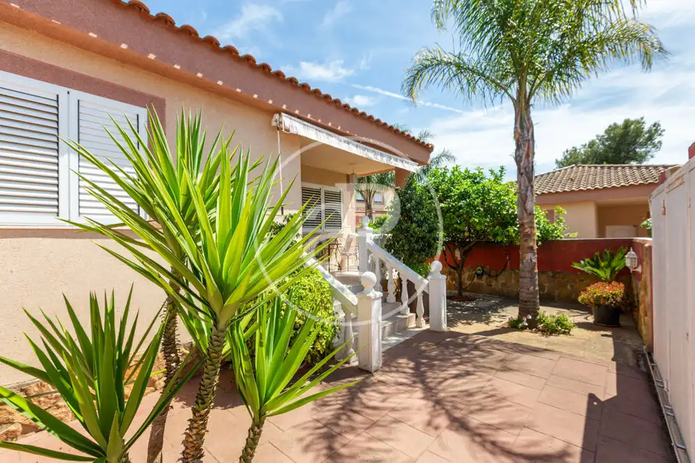 Vista exterior de Casa o xalet en venda en Náquera amb Aire condicionat, Calefacció i Jardí privat