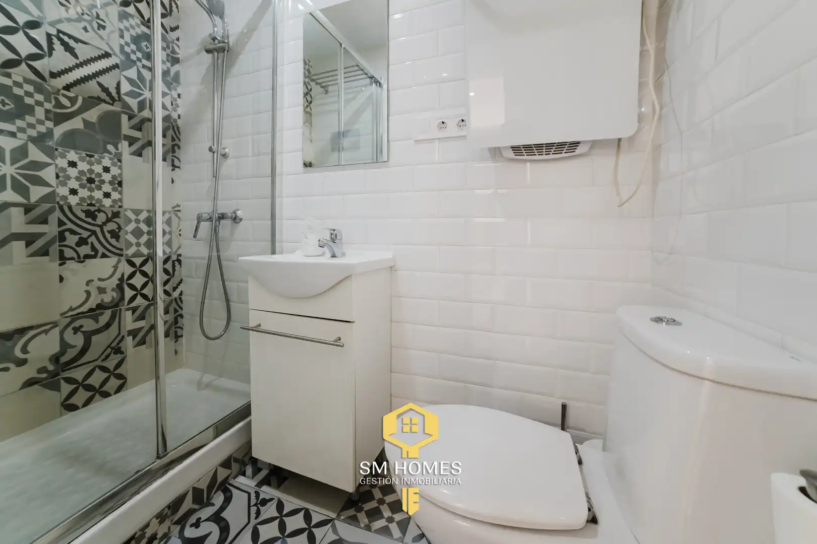Bathroom of Flat for sale in Madrid  with Heating, Terrace and Furnished