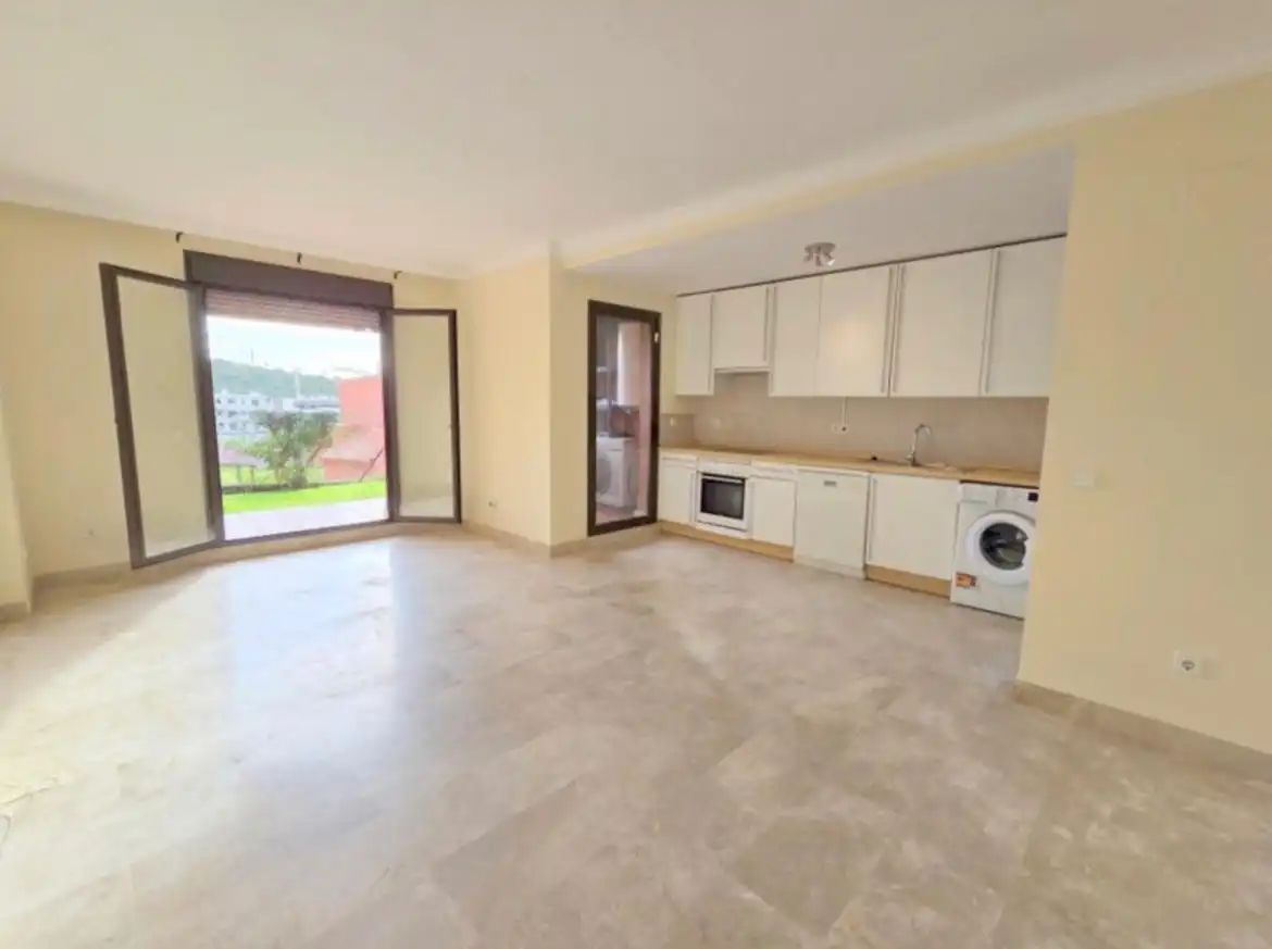 Außenansicht von Wohnung zum Verkauf in Estepona mit Klimaanlage, Terrasse und Möbliert