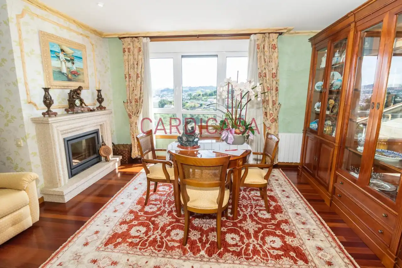 Comedor de Casa o chalet en venta en Vigo  con Calefacción, Jardín privado y Parquet