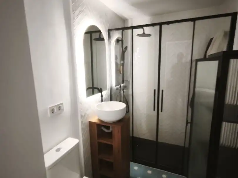 Badezimmer von Wohnung zur Miete in  Madrid Capital mit Klimaanlage und Balkon