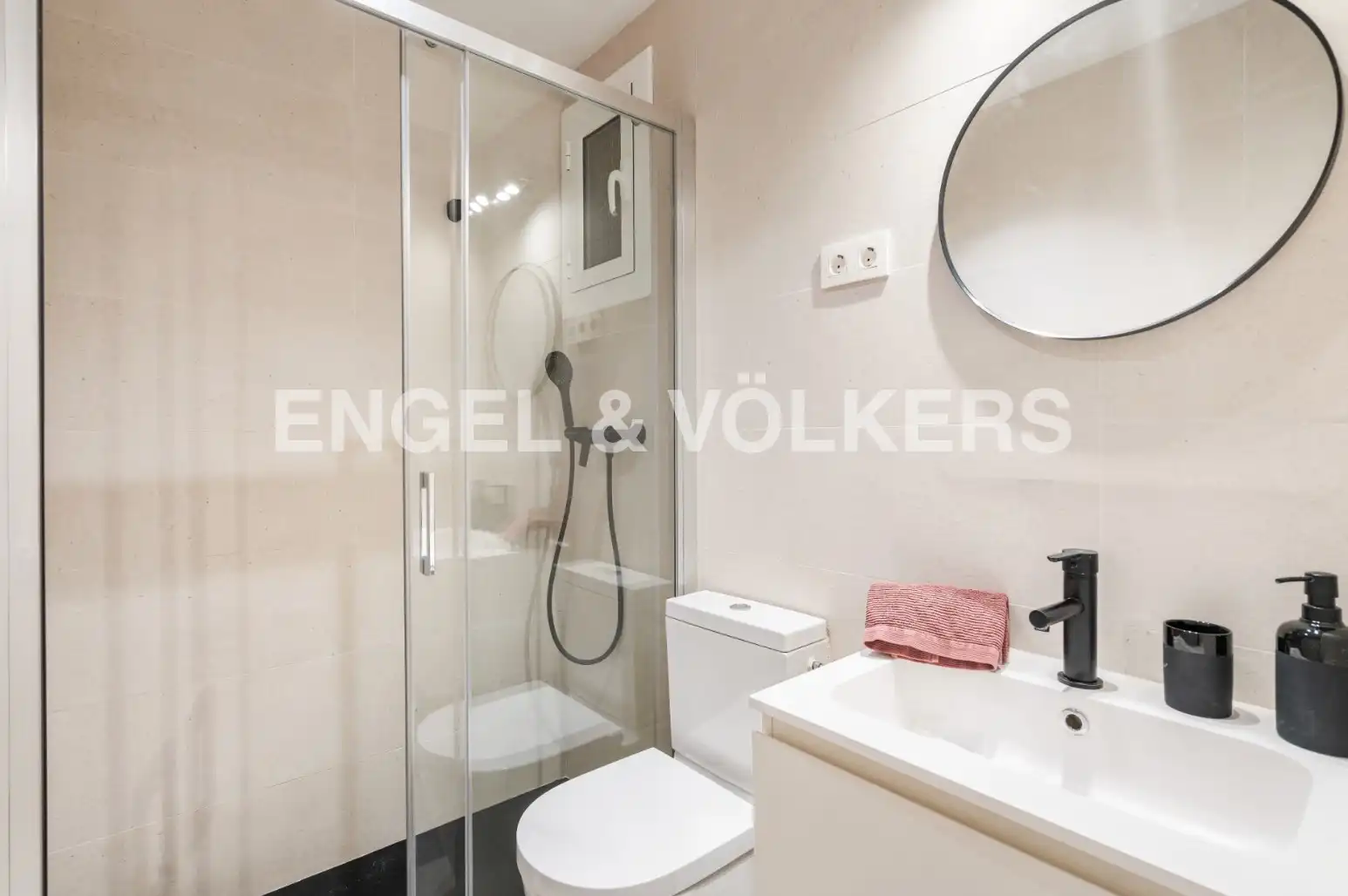 Badezimmer von Wohnung zur Miete in Barcelona mit Klimaanlage, Heizung und Parkett
