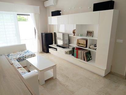 Sala d'estar de Apartament en venda en Benalmádena amb Piscina comunitària