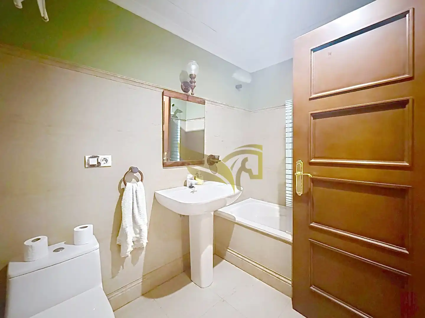 Badezimmer von Wohnung zum Verkauf in Sevilla mit Klimaanlage und Heizung