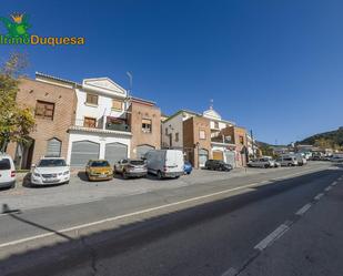 Vista exterior de Casa adosada en venda en Pinos Genil amb Jardí privat, Parquet i Terrassa