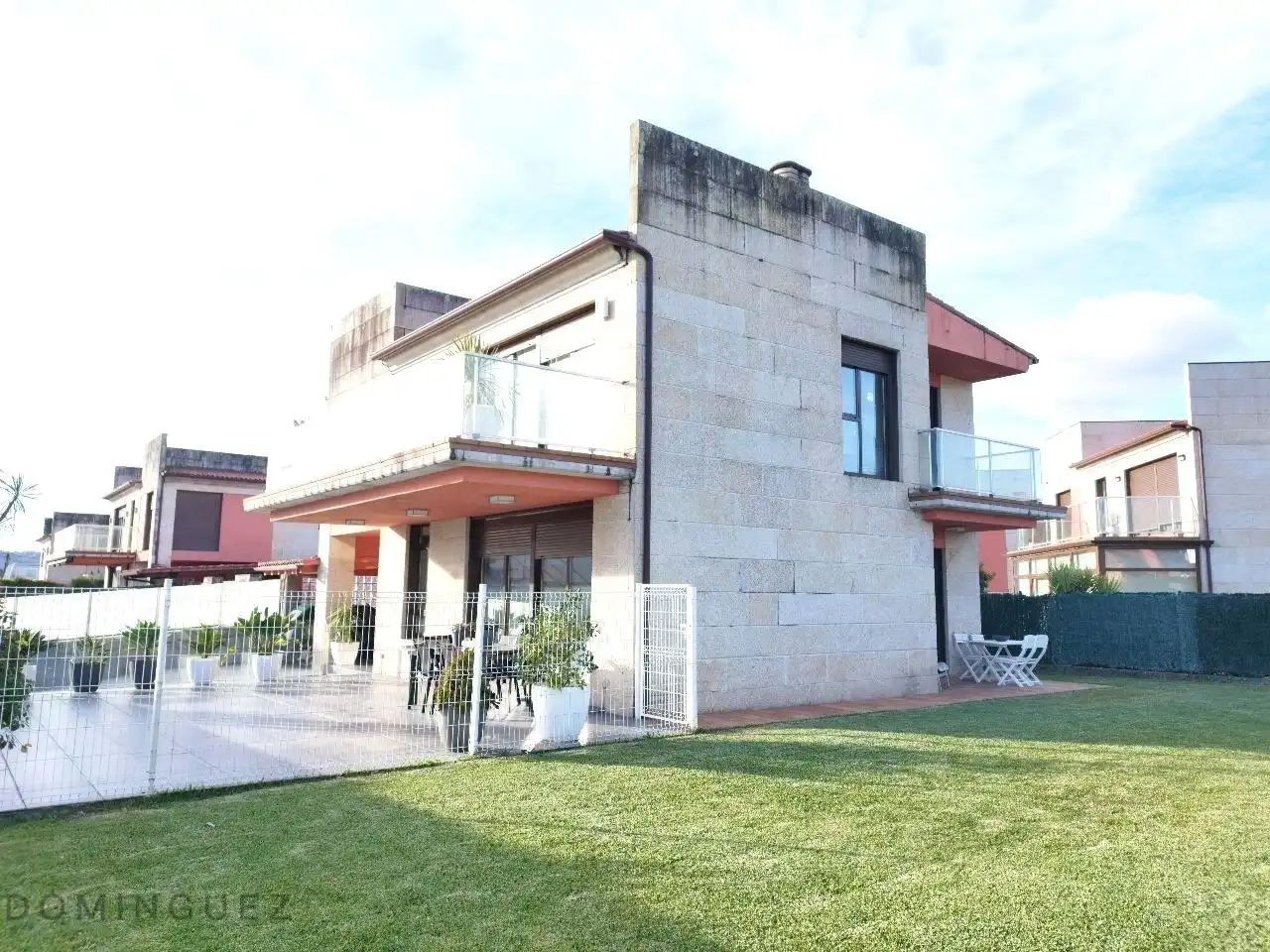 Vista exterior de Casa o xalet en venda en Pontevedra Capital  amb Calefacció, Jardí privat i Terrassa