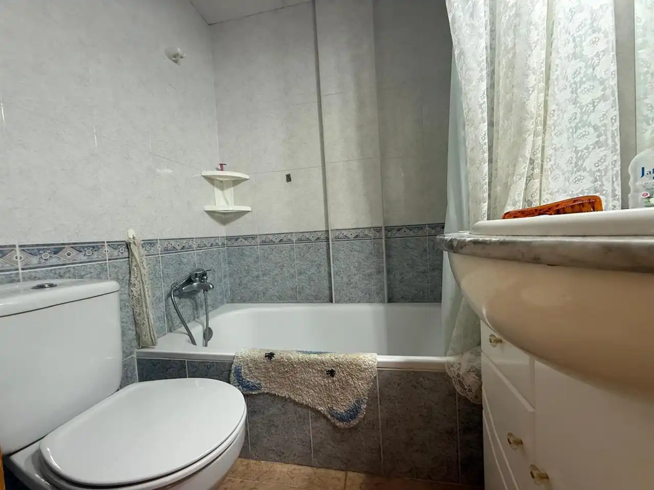 Badezimmer von Einfamilien-Reihenhaus zum Verkauf in Taberno mit Möbliert