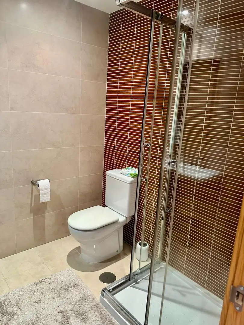 Baño de Apartamento de alquiler en Estepona con Aire acondicionado, Terraza y Piscina