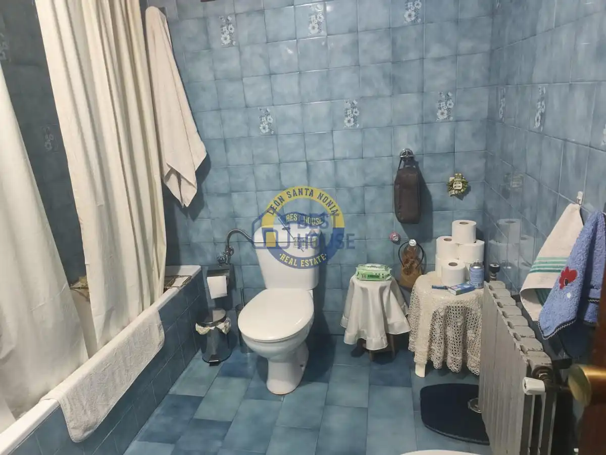 Bathroom of Houses for sale in Villanueva de las Manzanas, León