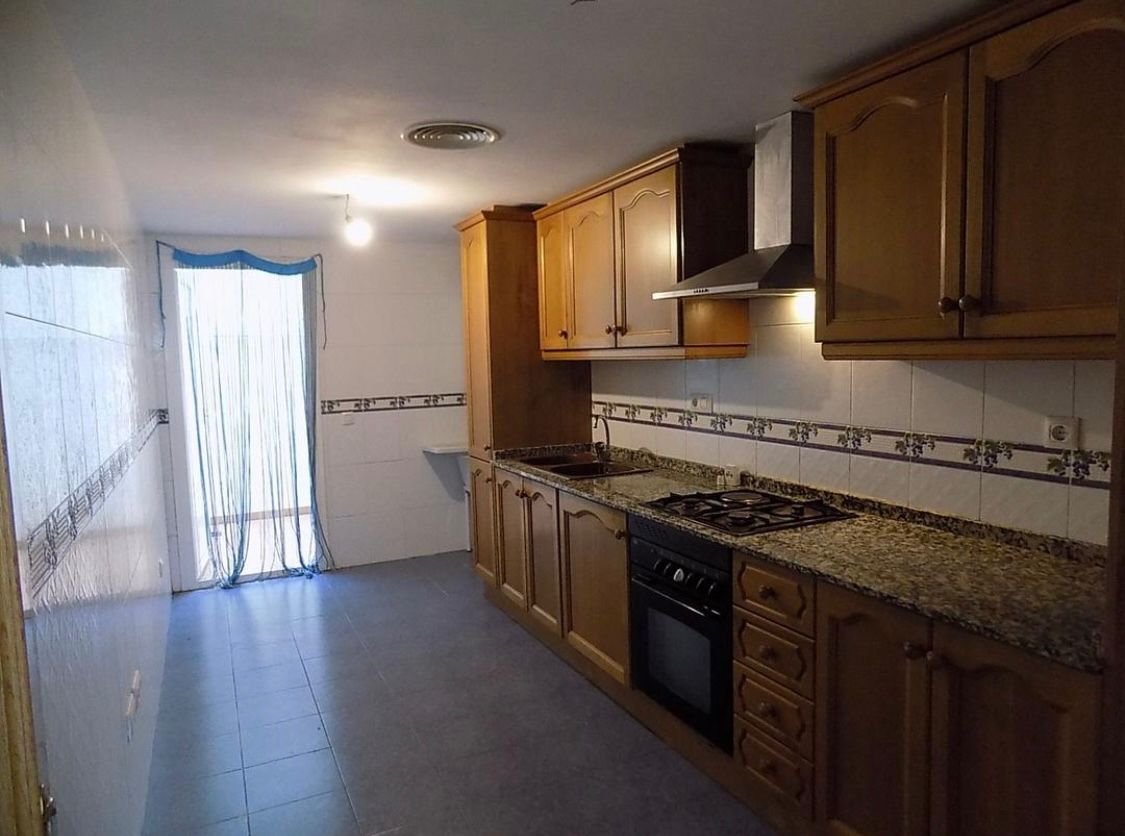 Kitchen of Flat to rent in Montroy  with Storage room, Oven and Balcony
