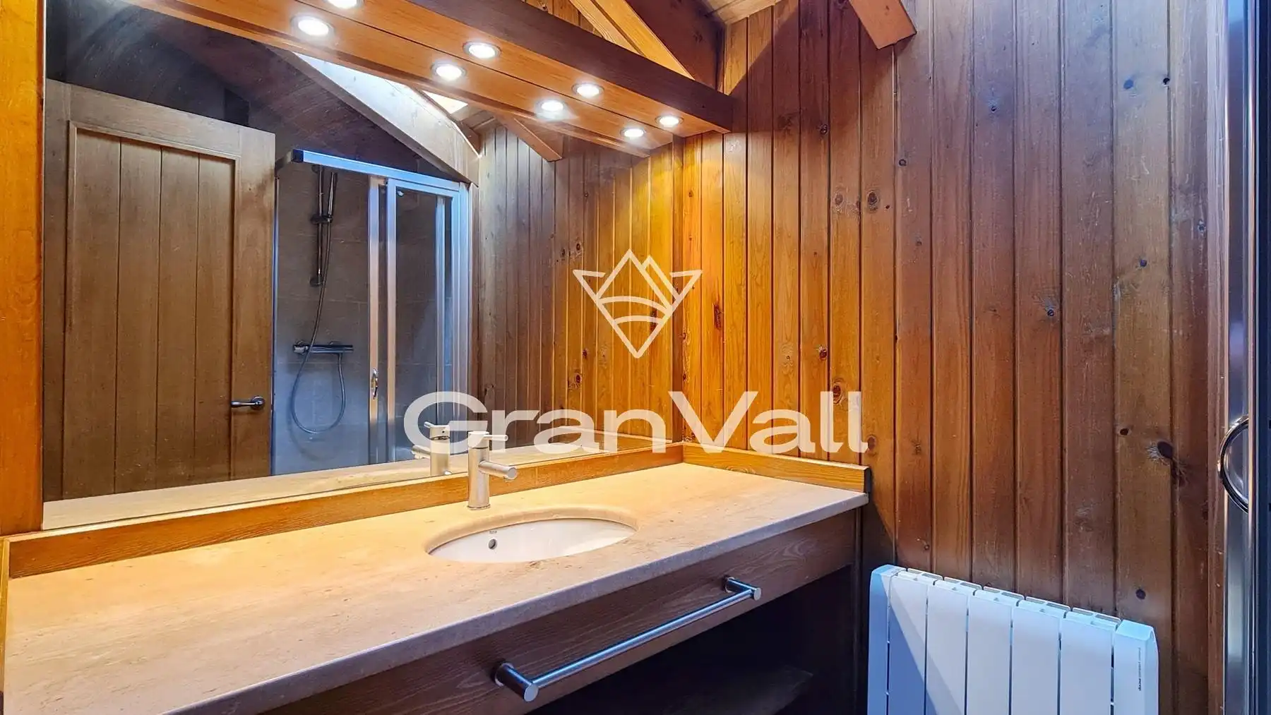 Badezimmer von Dachboden zum Verkauf in Alp mit Heizung und Möbliert