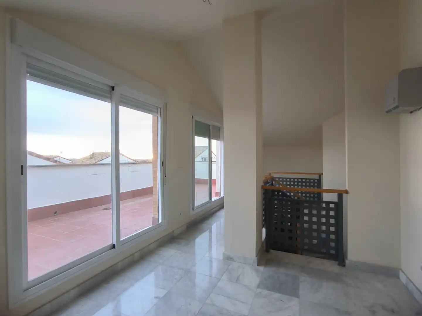 Casa adosada en venta en Espartinas con Terraza