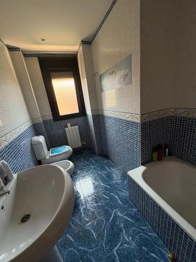 Badezimmer von Einfamilien-Reihenhaus zum Verkauf in Valladolid mit Klimaanlage, Heizung und Privatgarten