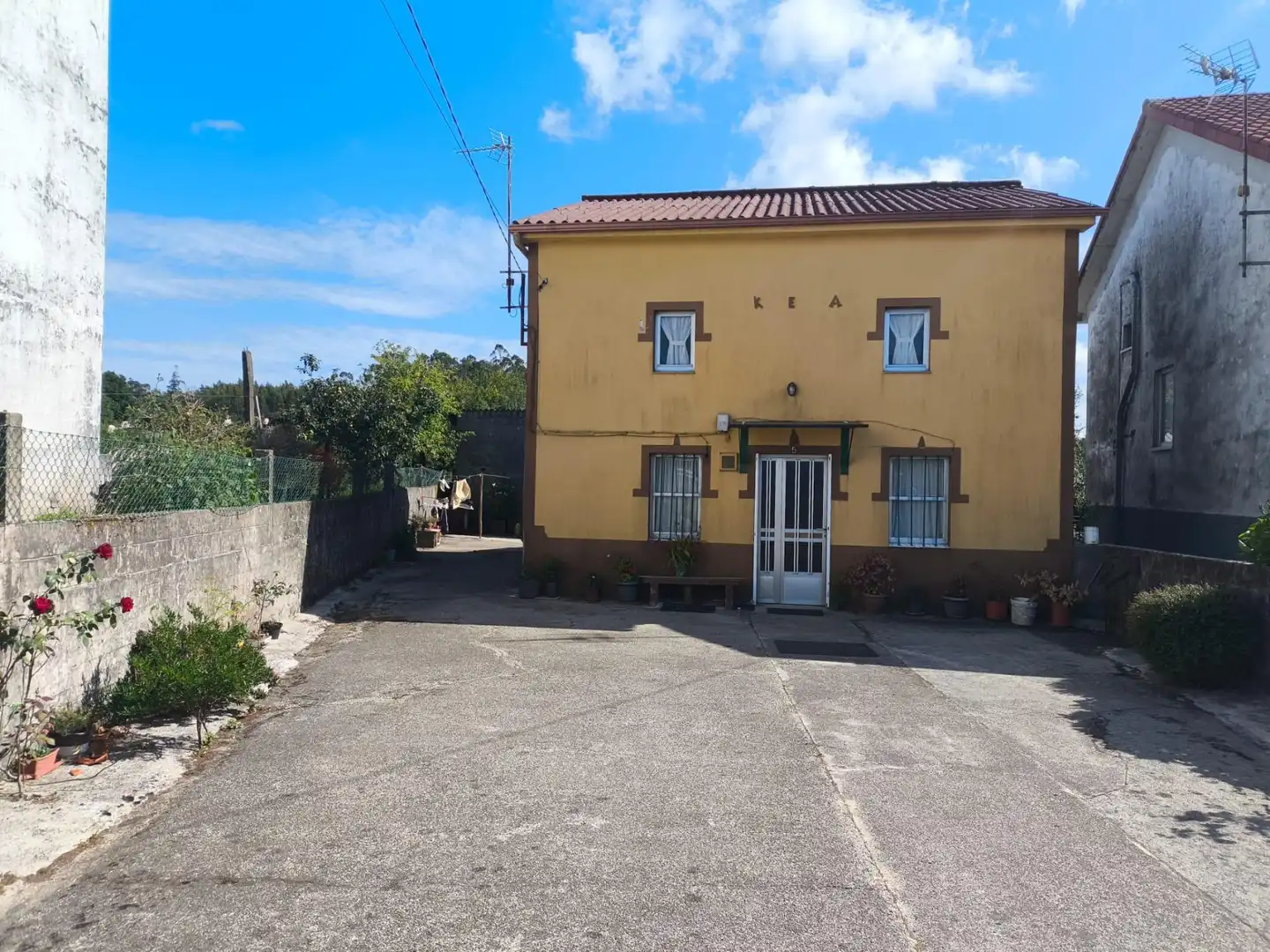 Vista exterior de Casa o xalet en venda en Santa Comba amb Traster i Moblat