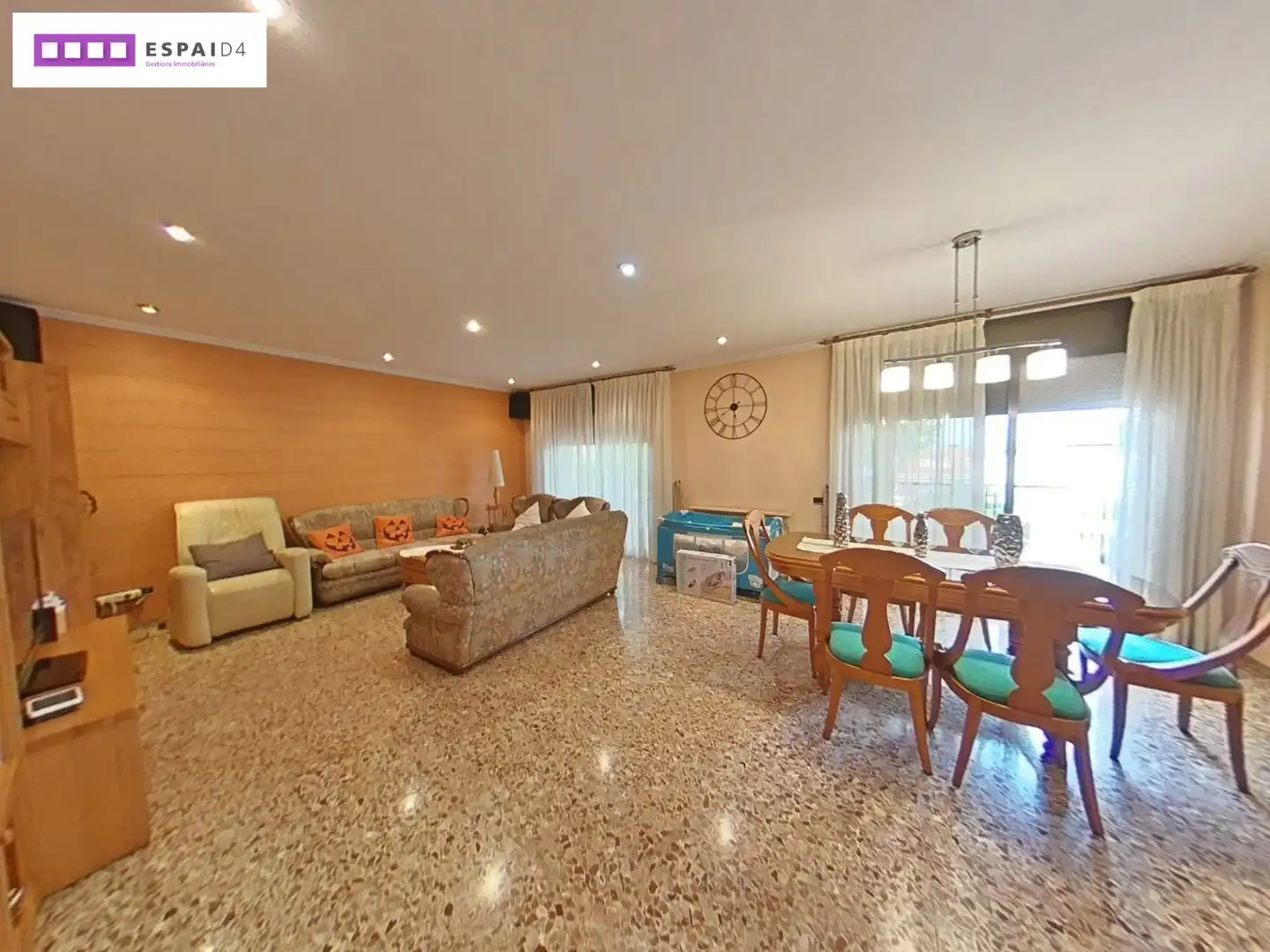 Sala d'estar de Casa o xalet en venda en Cerdanyola del Vallès amb Aire condicionat, Calefacció i Jardí privat