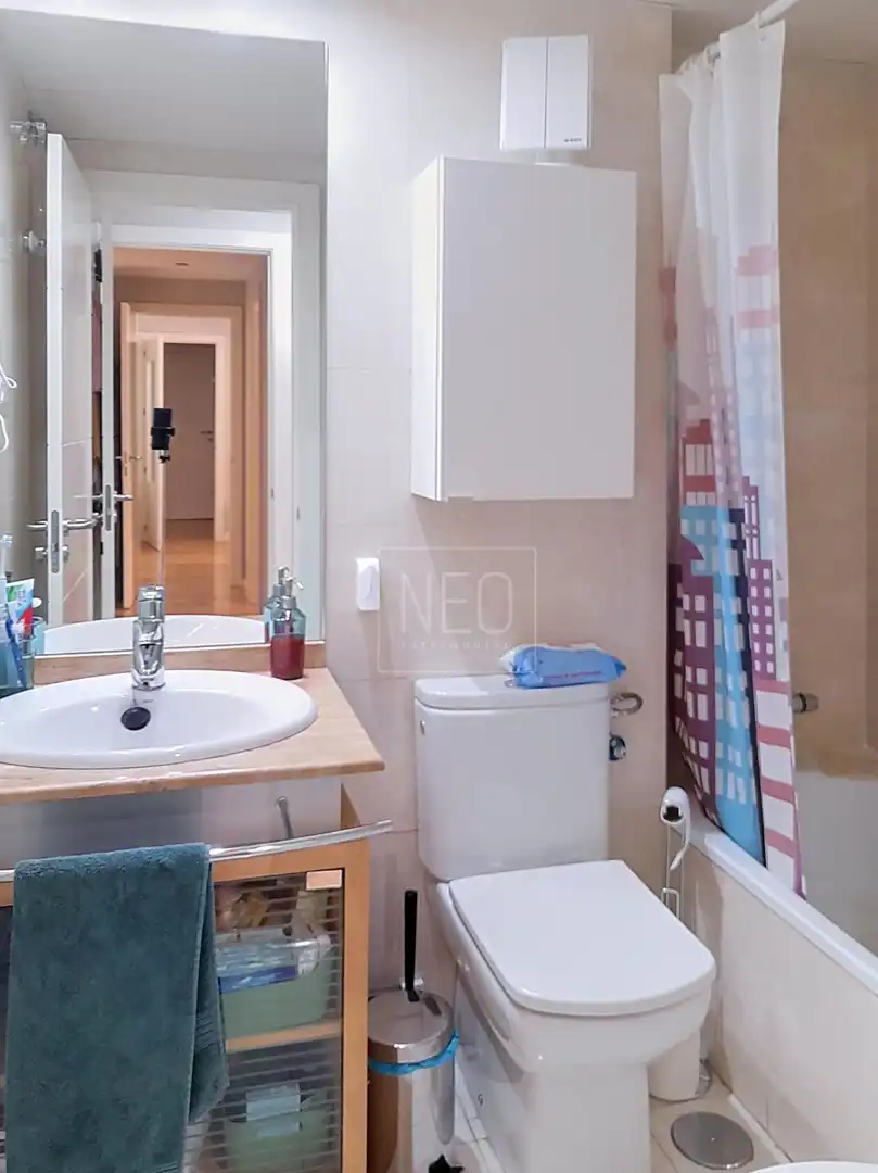 Bathroom of Flat for sale in Madrid  with Air Conditioner, Heating and Private garden