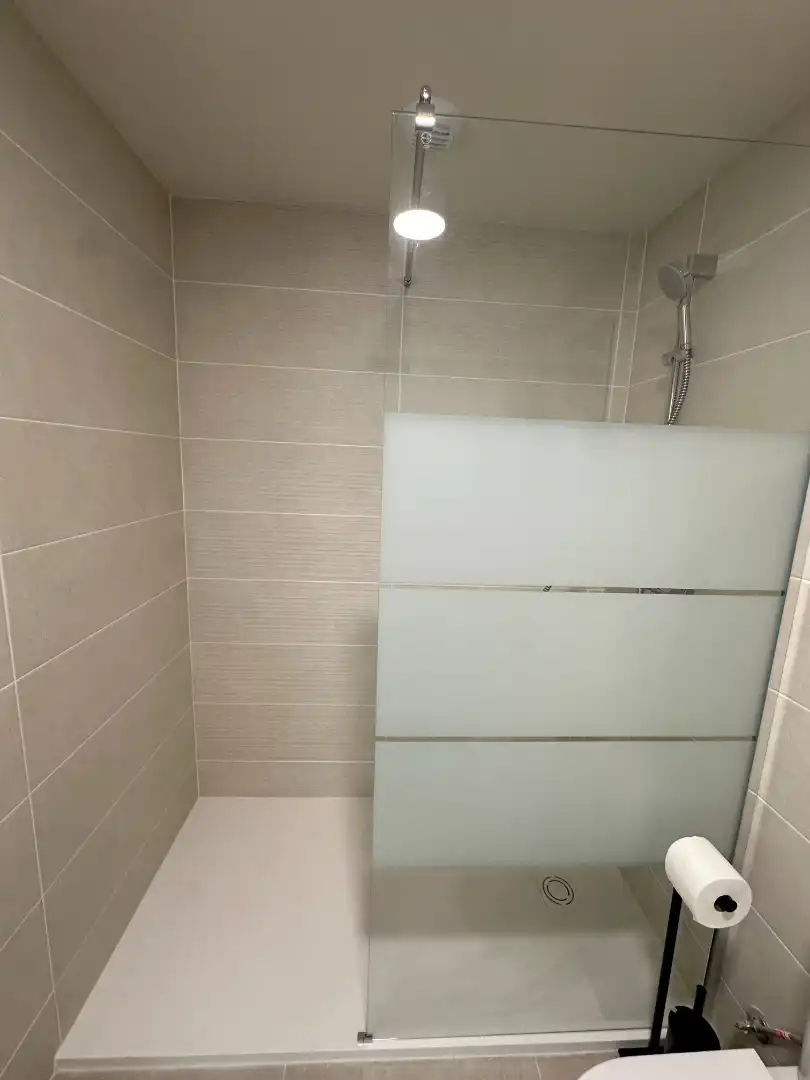 Baño de Piso de alquiler en Valencia con Aire acondicionado, Calefacción y Jardín privado