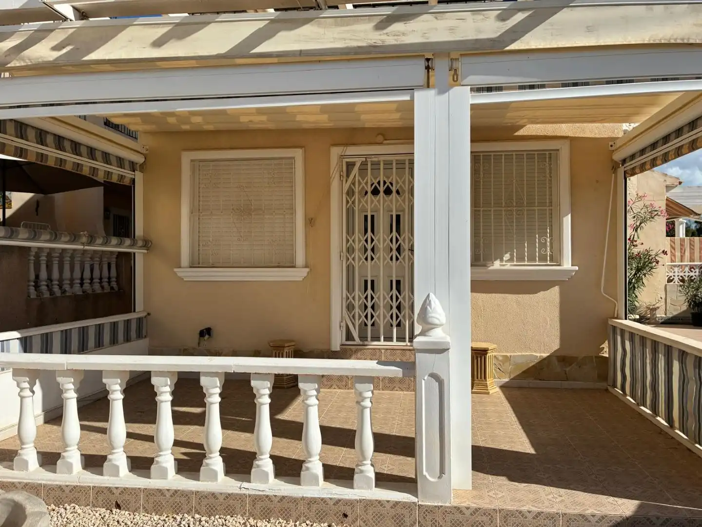 Vista exterior de Casa o xalet en venda en Rojales amb Jardí privat, Terrassa i Moblat