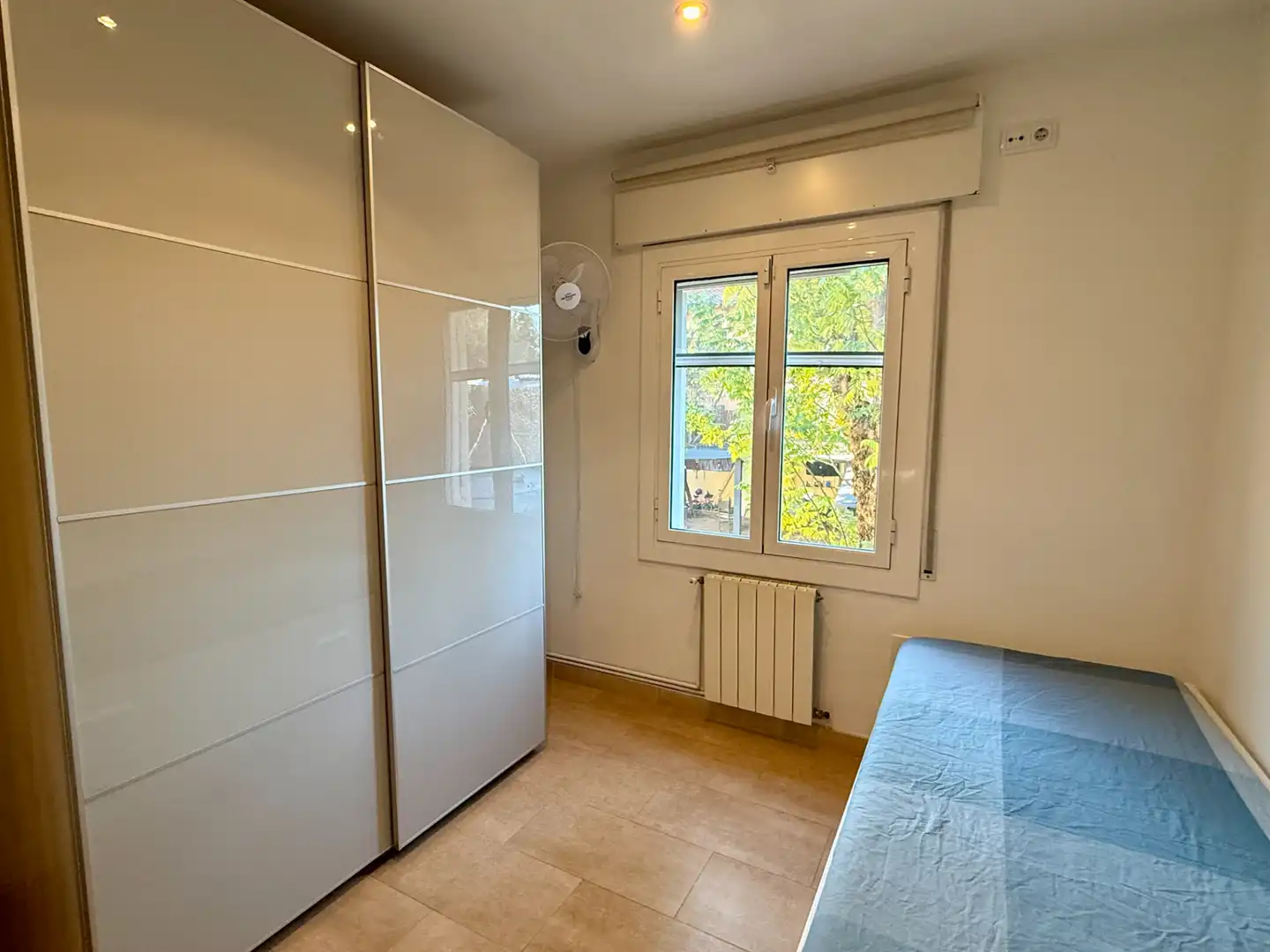 Habitación de Casa adosada en venta en Barcelona con Aire acondicionado, Calefacción y Jardín privado
