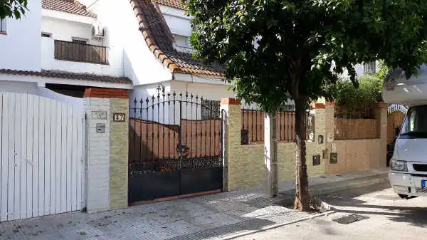 Vista exterior de Casa adosada en venda en Mairena del Aljarafe