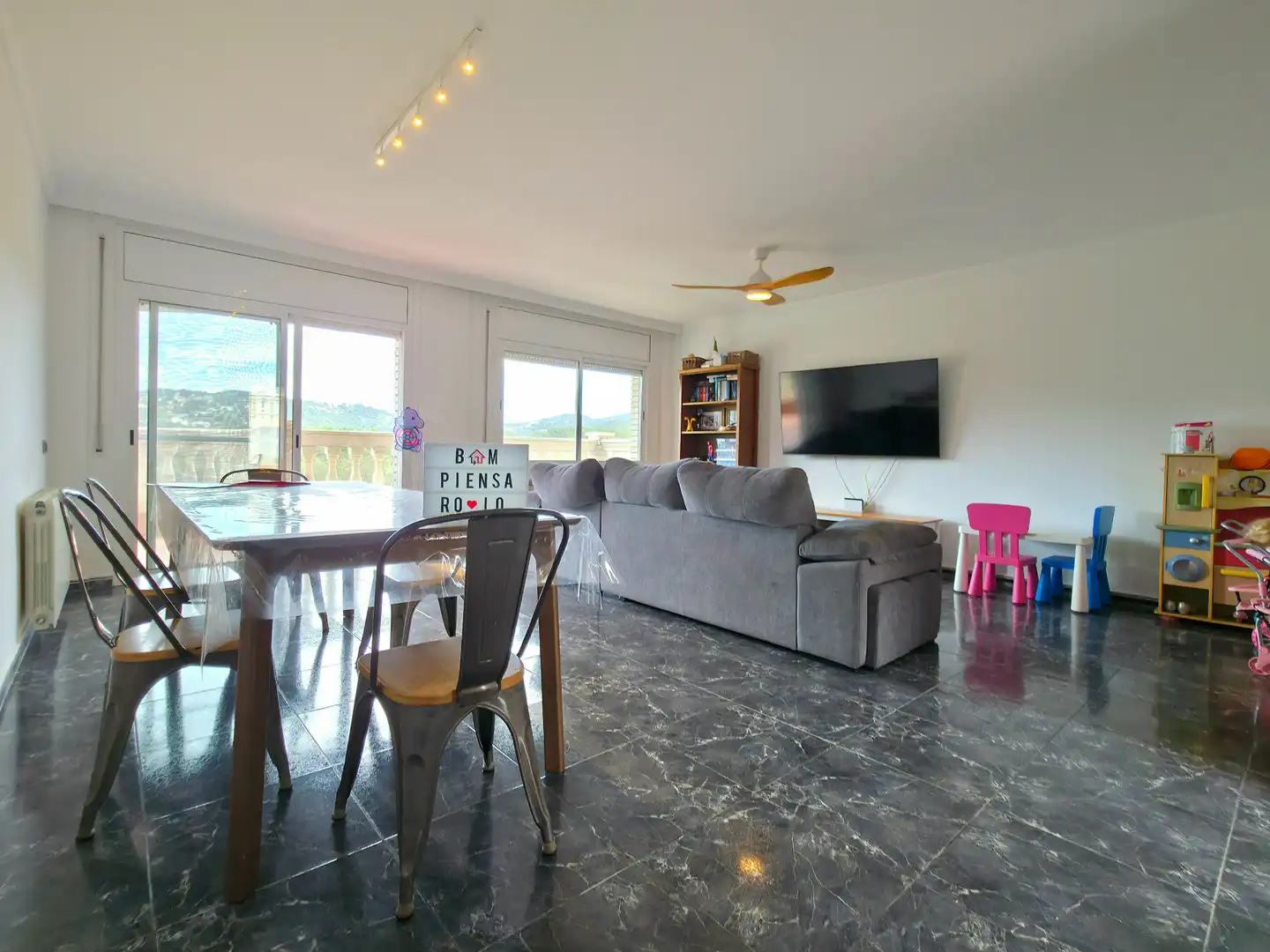 Sala d'estar de Casa o xalet en venda en Sant Andreu de la Barca amb Aire condicionat, Calefacció i Jardí privat
