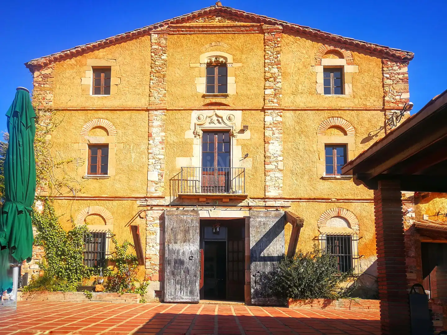 Außenansicht von Country house zum Verkauf in Bigues i Riells del Fai mit Klimaanlage und Heizung