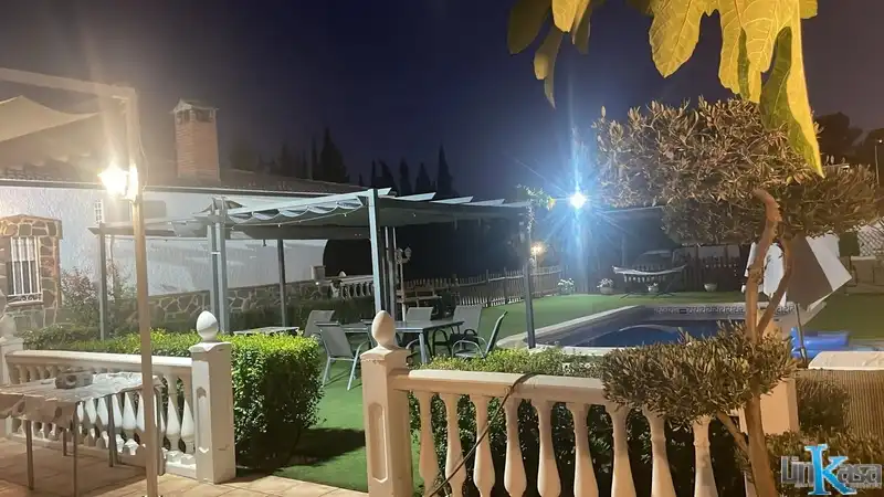 Terrassa de Casa o xalet en venda en Linares amb Jardí privat, Piscina i Moblat