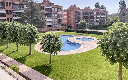 Exterior view of Flat for sale in Sant Cugat del Vallès  with Air Conditioner, Terrace and Swimming Pool