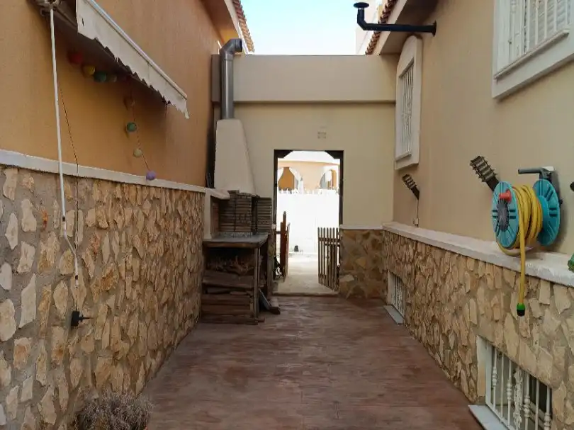 Detached house with garden for sale in Calle Jorge Manrique 1, imagen 7