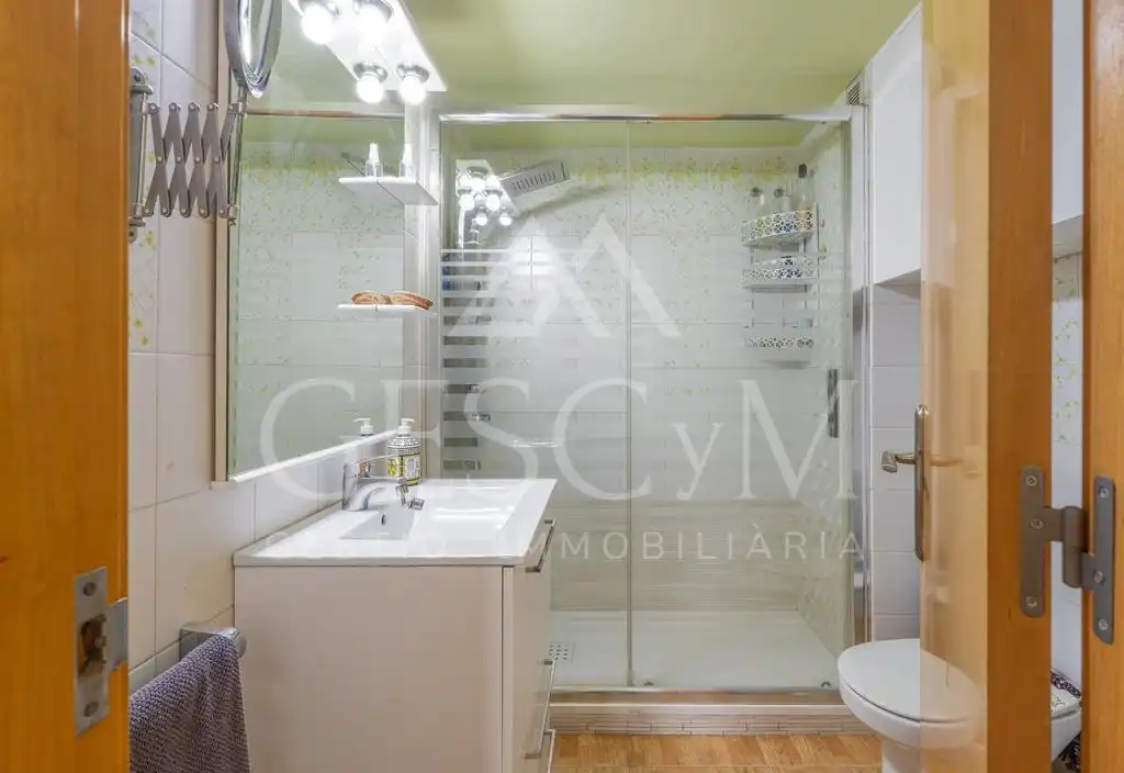 Baño de Piso en venta en Sant Joan Despí con Parquet, Terraza y Balcón