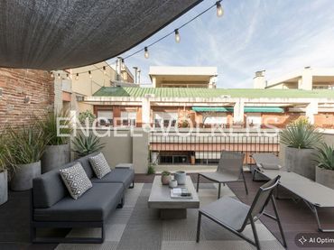 Casa amb balcó en venda a Gràcia