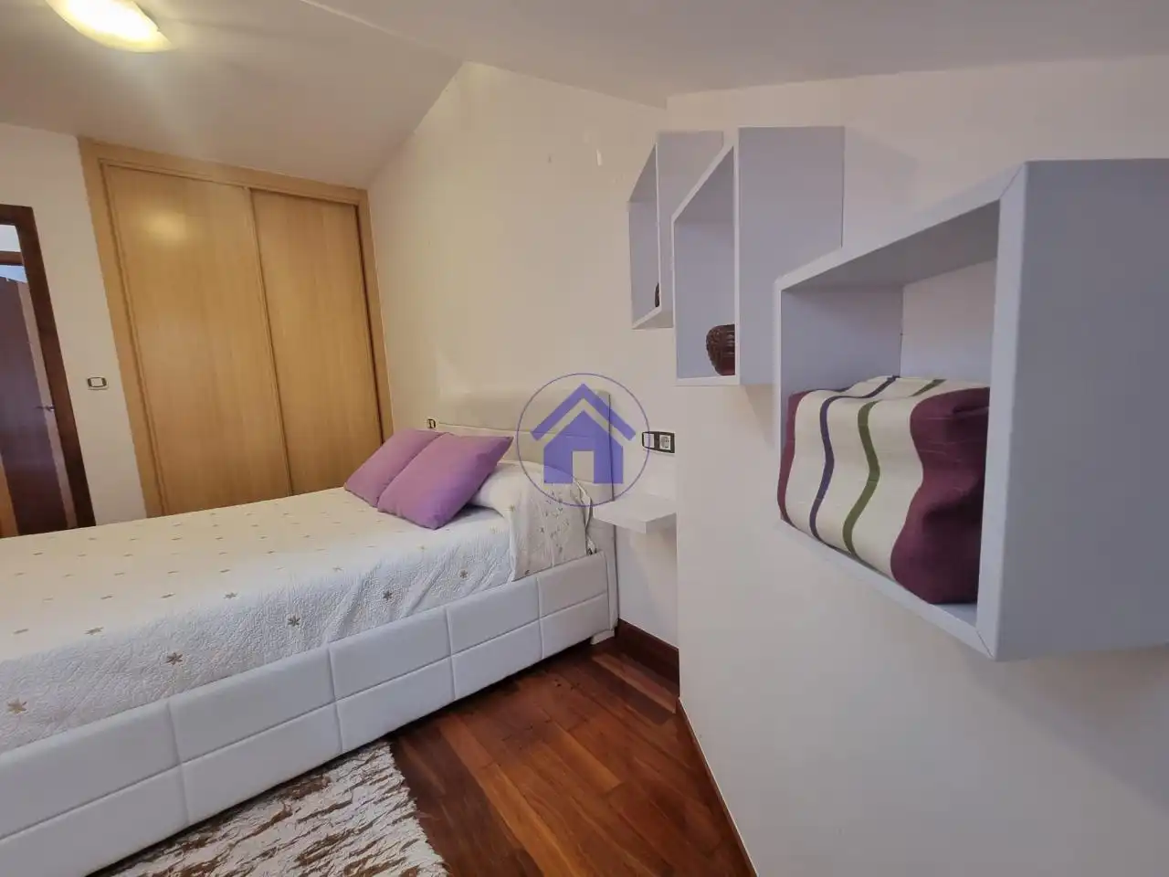 Habitación de Ático de alquiler en Pontevedra Capital  con Calefacción, Amueblado y Balcón