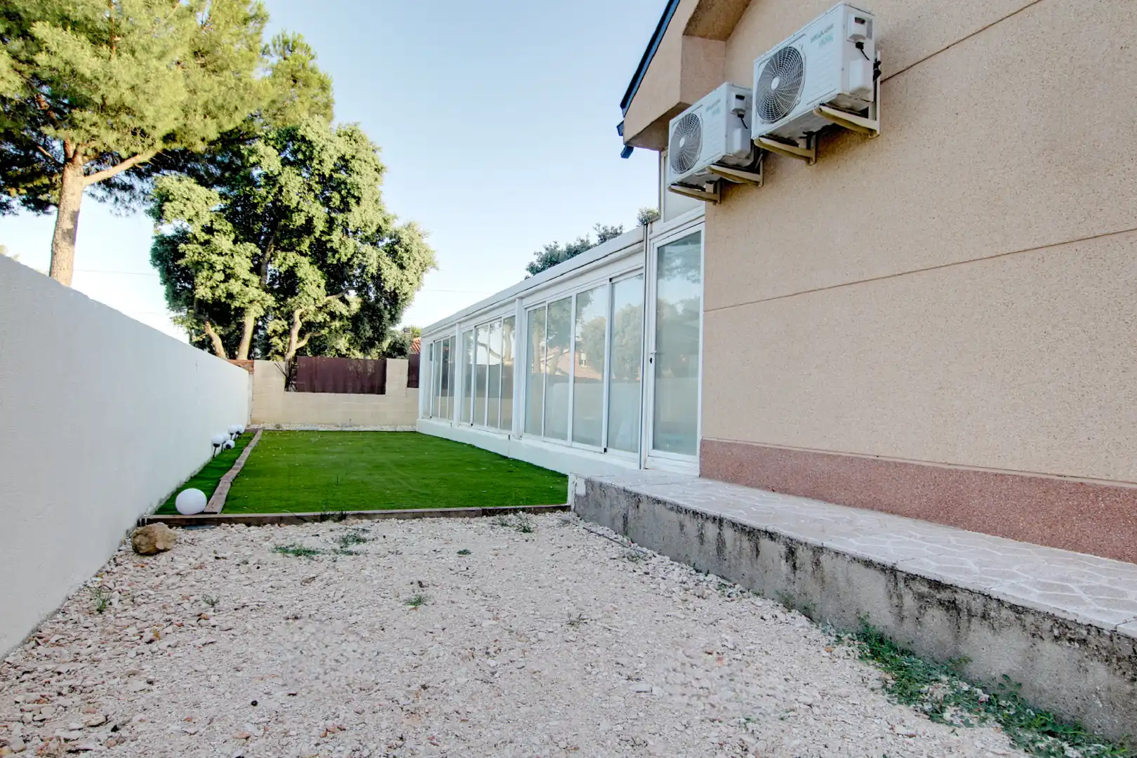 Vista exterior de Casa o xalet en venda en Nuevo Baztán amb Aire condicionat, Calefacció i Jardí privat