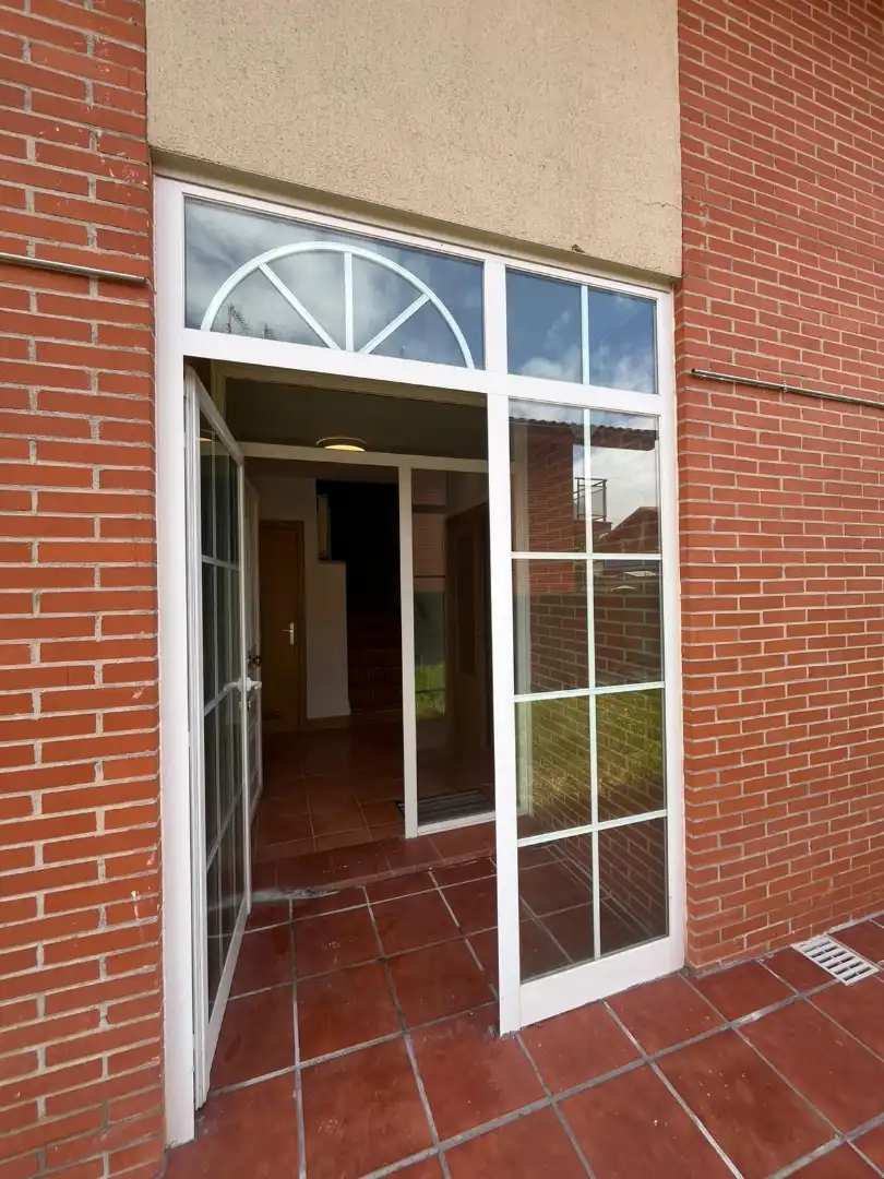 Casa adosada en venda en Renedo de Esgueva amb Calefacció, Jardí privat i Parquet