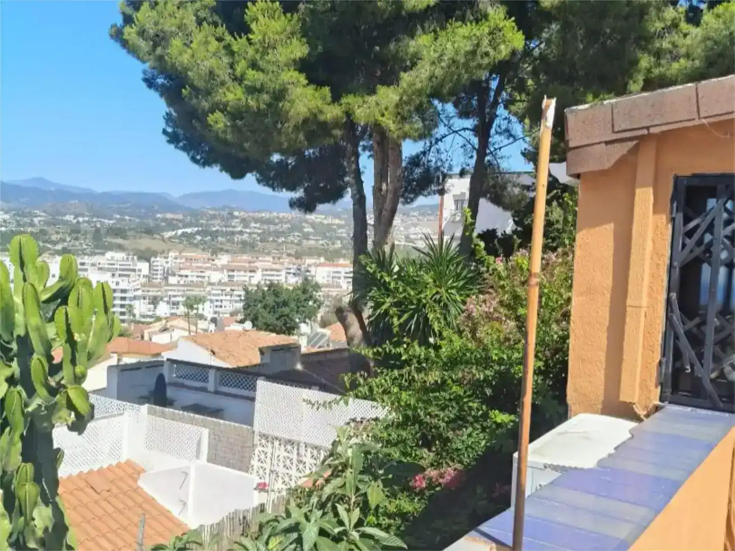Vista exterior de Casa o xalet en venda en Marbella amb Aire condicionat