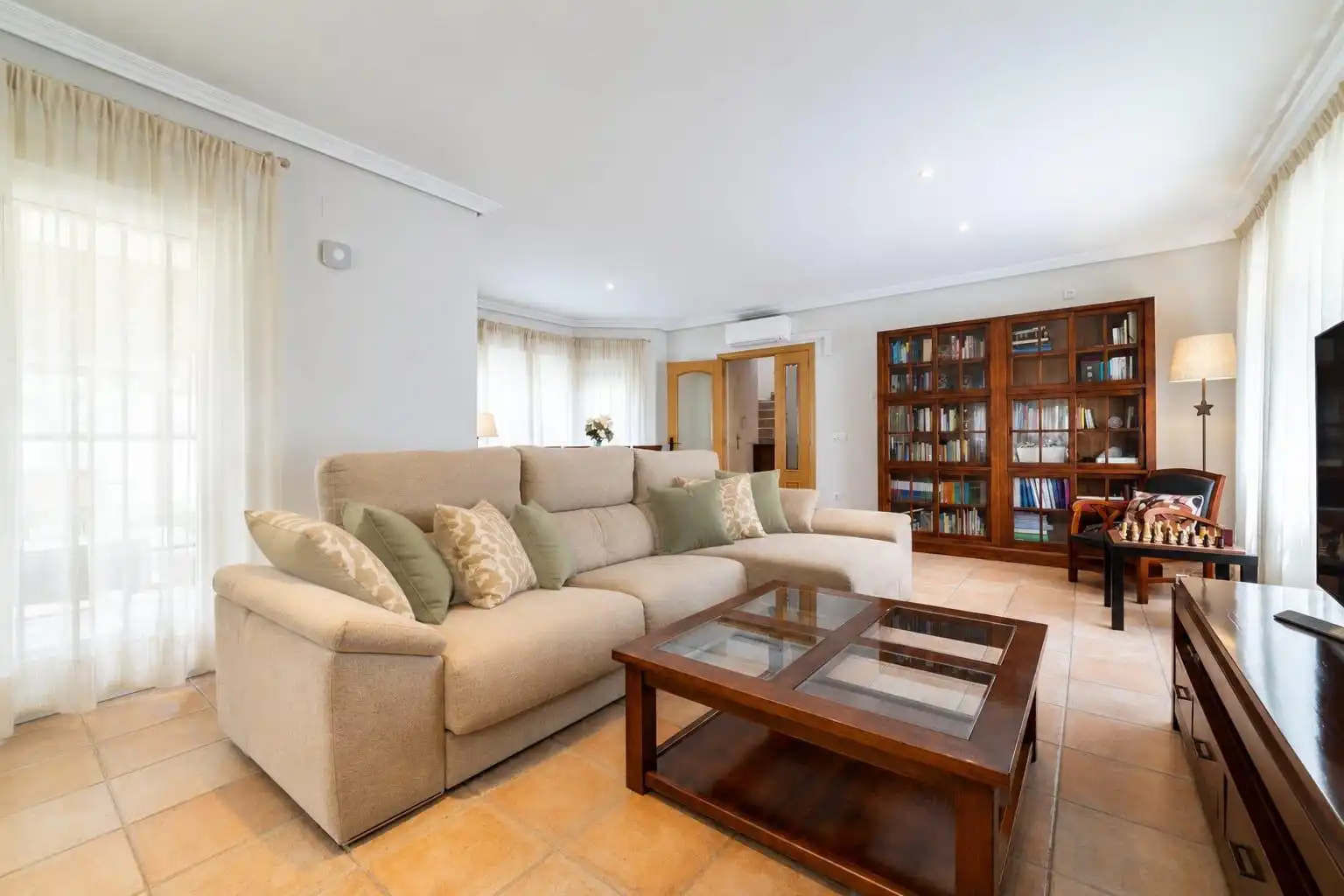 Sala d'estar de Casa o xalet en venda en Valdemorillo amb Piscina comunitària