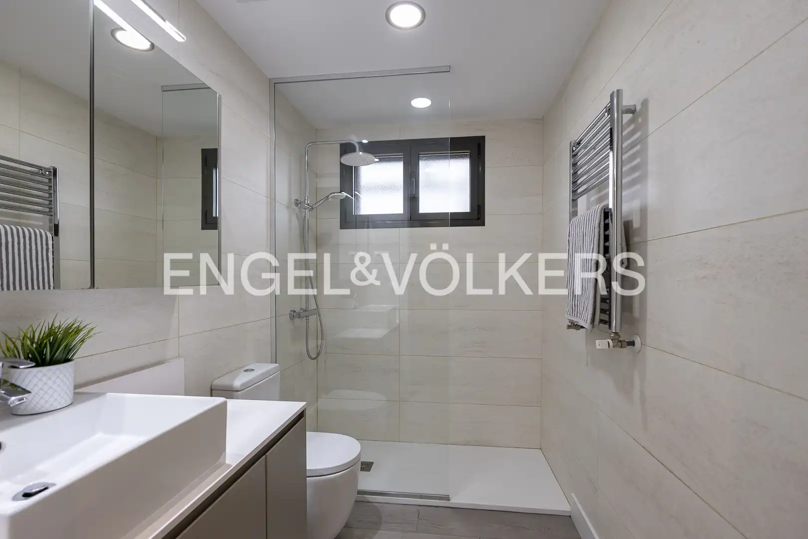 Badezimmer von Dachboden zum Verkauf in Madrid mit Klimaanlage, Heizung und Terrasse