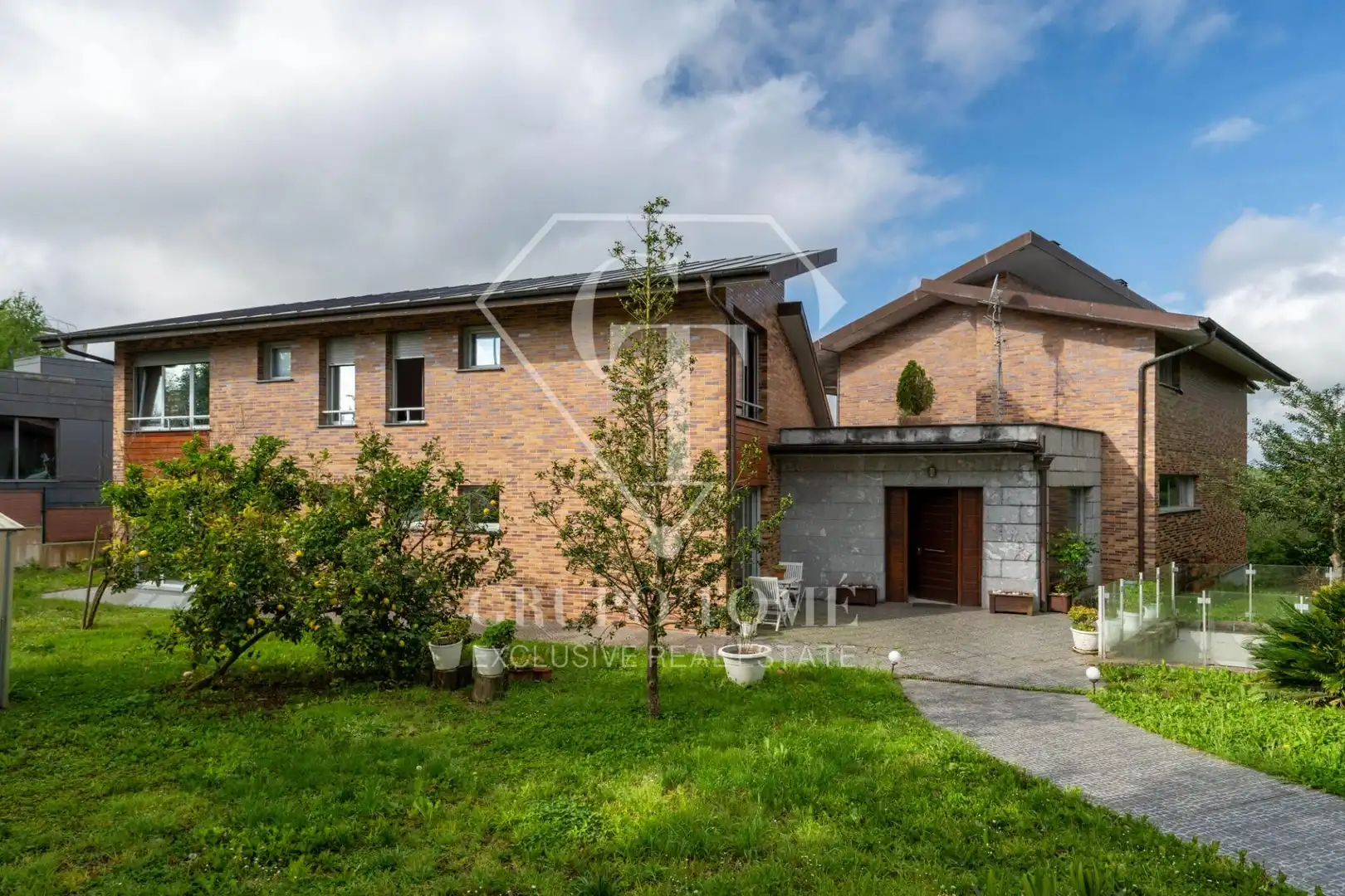 Vista exterior de Casa o xalet en venda en Donostia - San Sebastián  amb Calefacció, Jardí privat i Terrassa