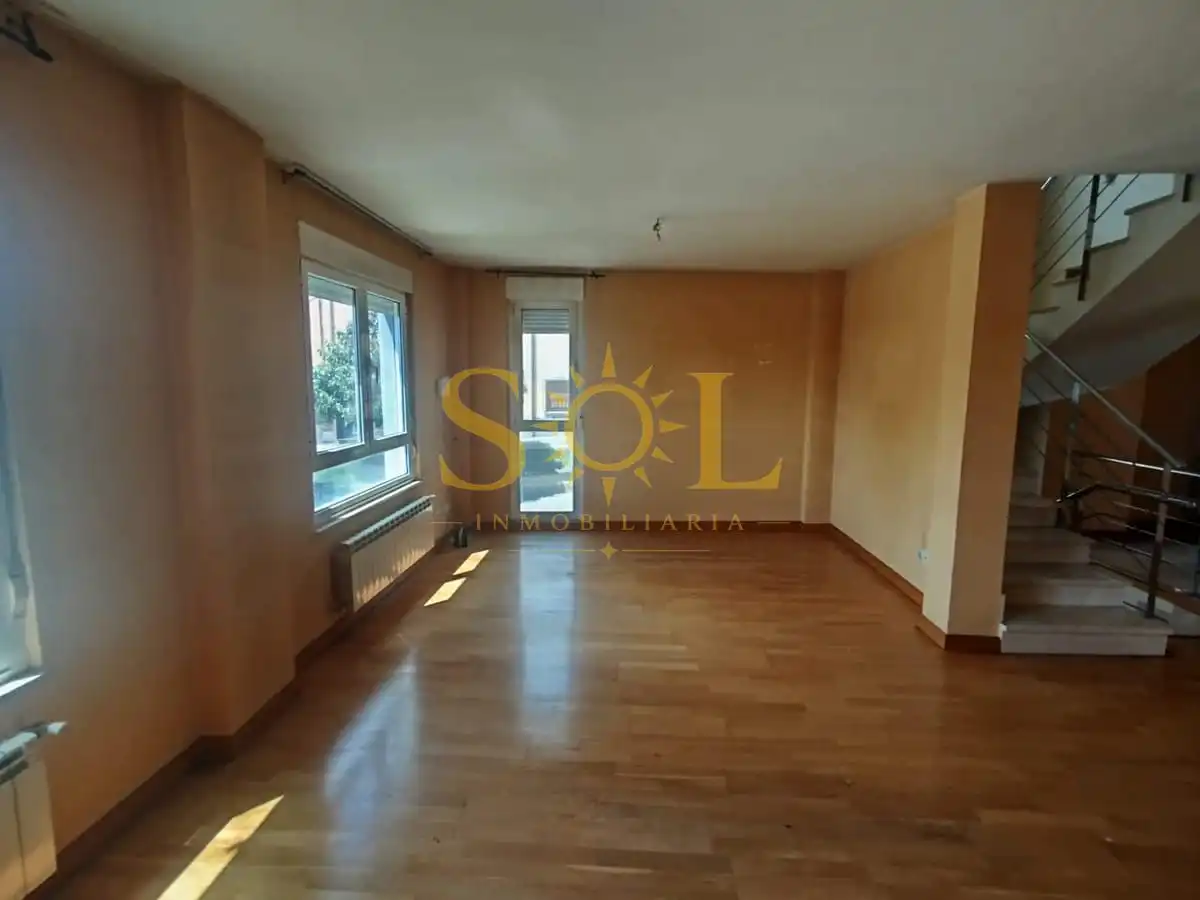 Sala de estar de Casa adosada en venta en Sariegos con Calefacción, Jardín privado y Terraza