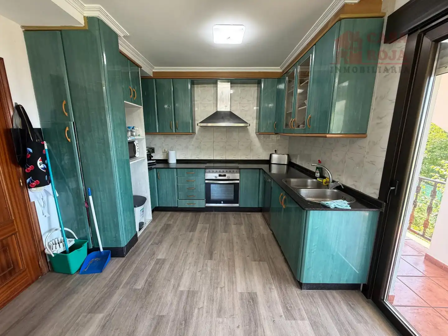 Cuina de Casa o xalet en venda en Cangas  amb Calefacció, Terrassa i Moblat