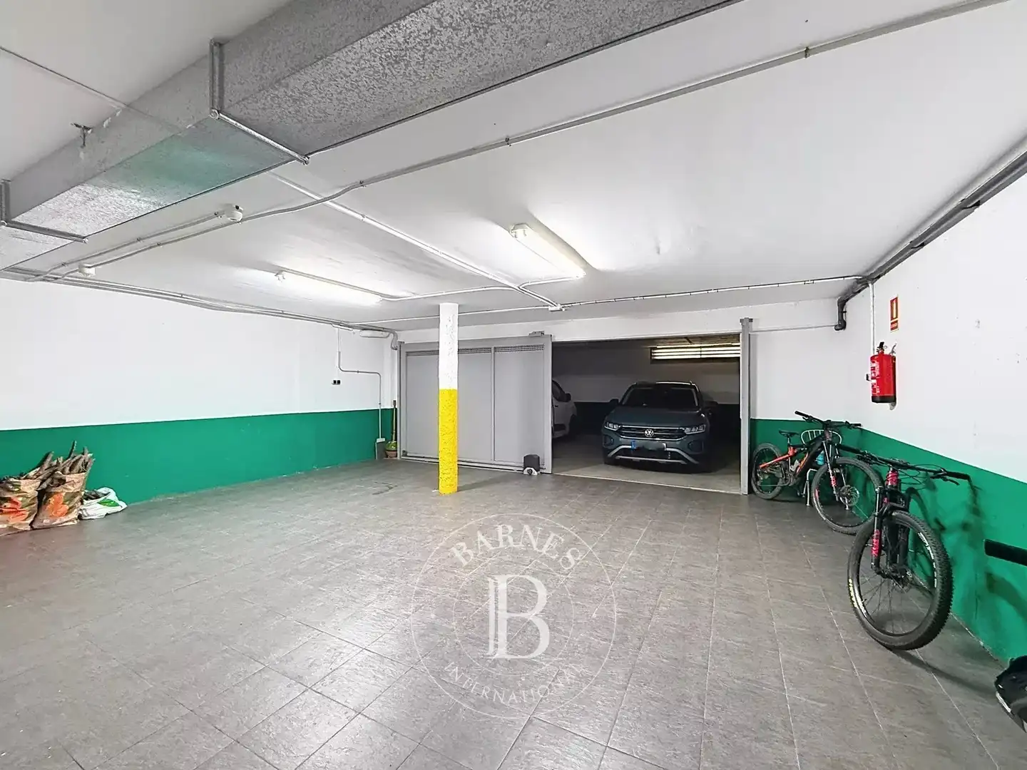 Parking de Casa adosada en venta en Mataró con Aire acondicionado, Calefacción y Jardín privado