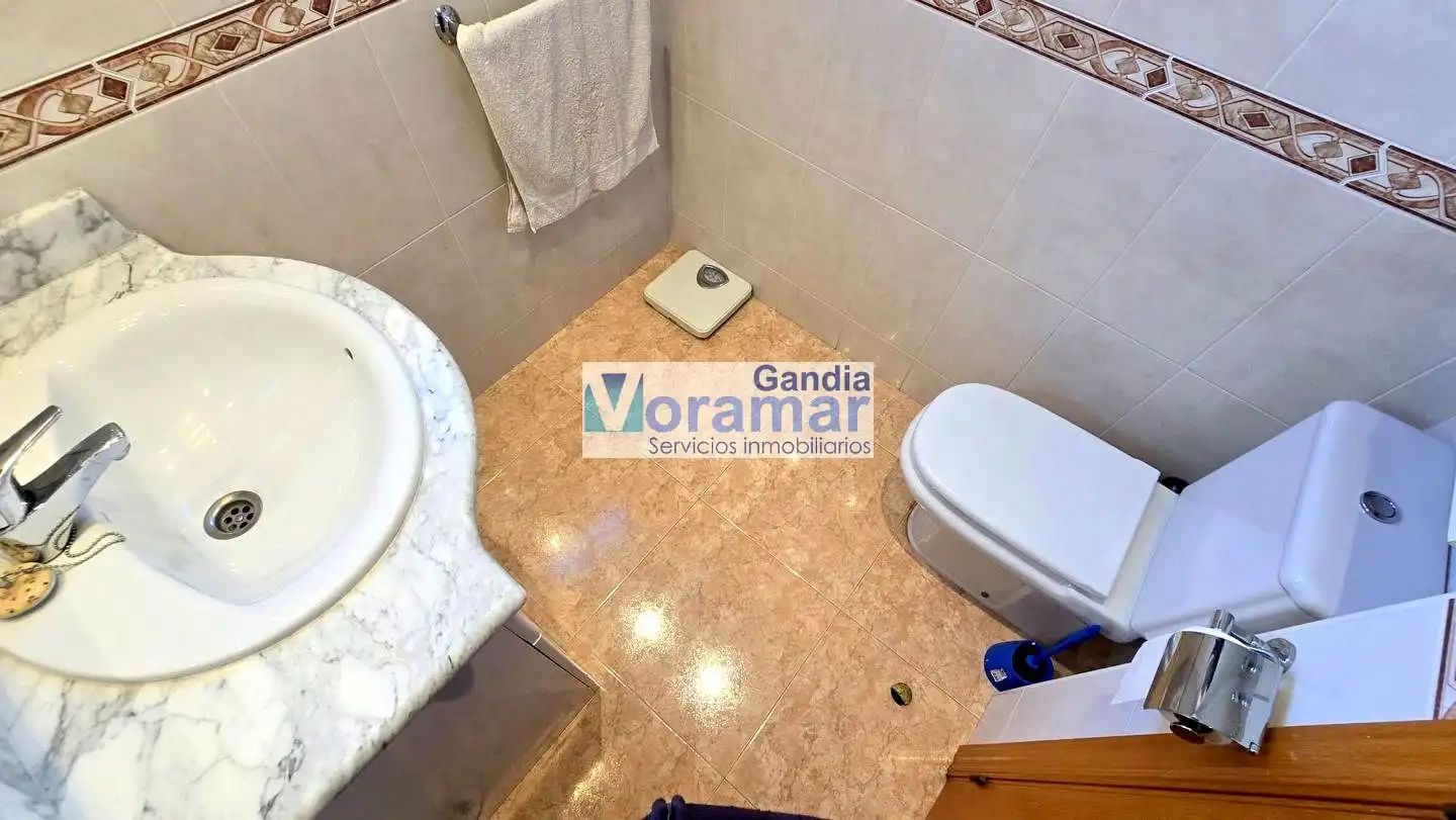 Baño de Apartamento de alquiler en Gandia con Aire acondicionado, Calefacción y Piscina comunitaria
