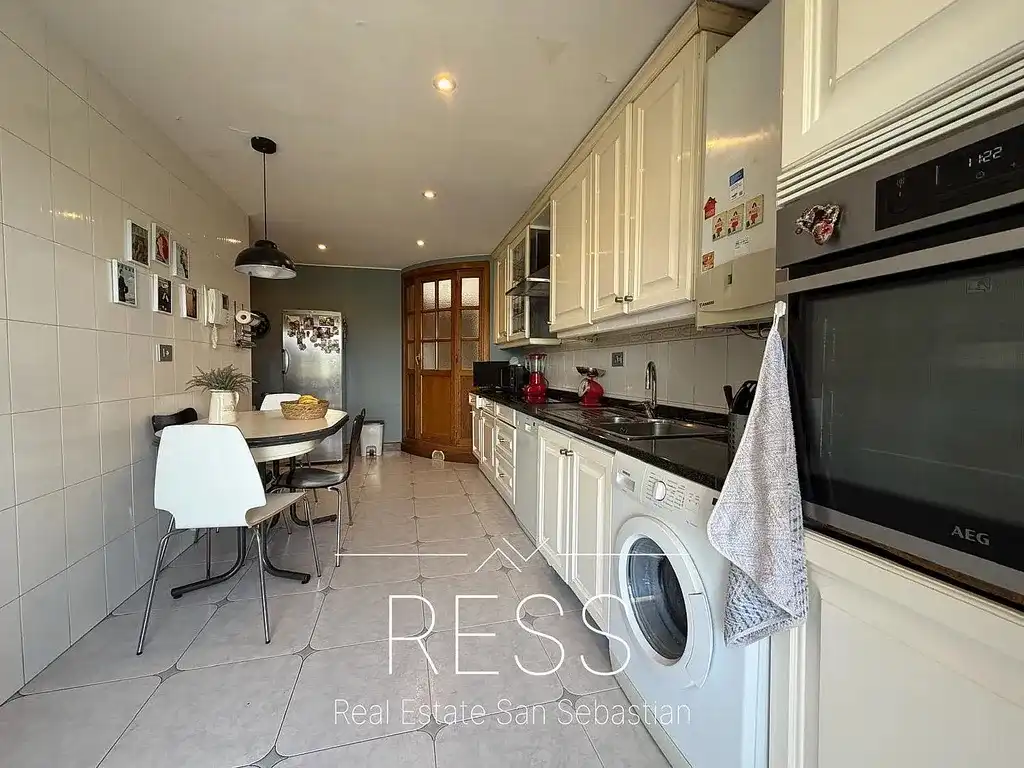 Küche von Wohnung zum Verkauf in Donostia - San Sebastián  mit Heizung, Privatgarten und Terrasse