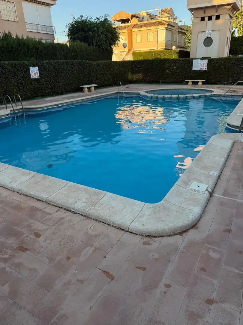 Piscina de Casa adosada en venda en Torrevieja amb Aire condicionat, Calefacció i Jardí privat
