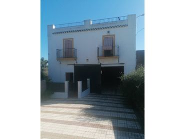 Chalet con jardín en venta en Calle BETIS